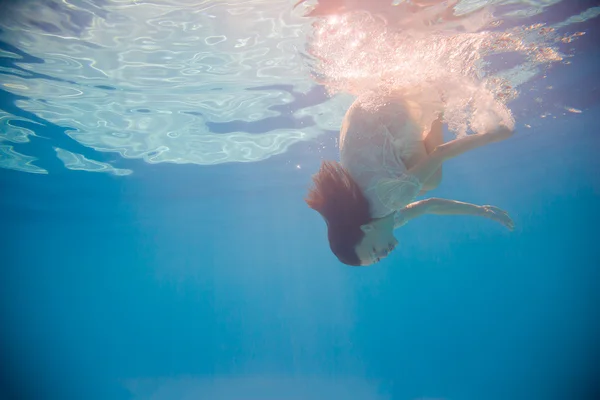 Giovane donna nuoto undewater — Foto Stock