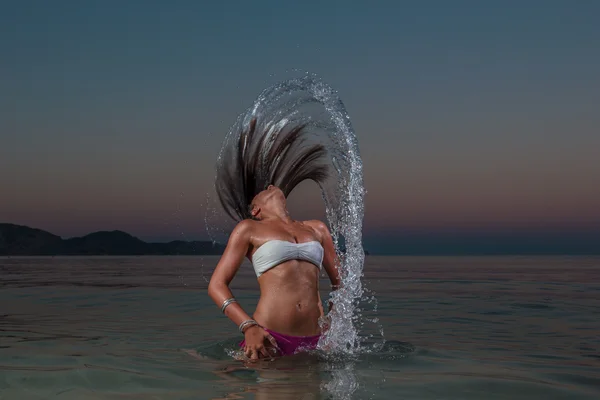 Bela mulher na praia. — Fotografia de Stock