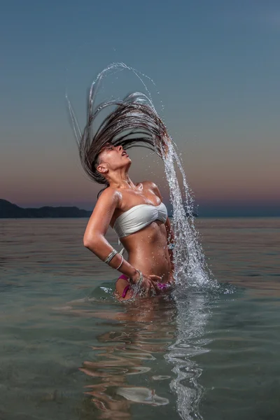 Belle femme sur la plage. — Photo