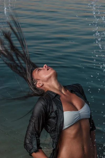 Schöne Frau am Strand. — Stockfoto