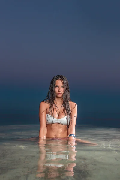 Mooie vrouw op het strand. — Stockfoto