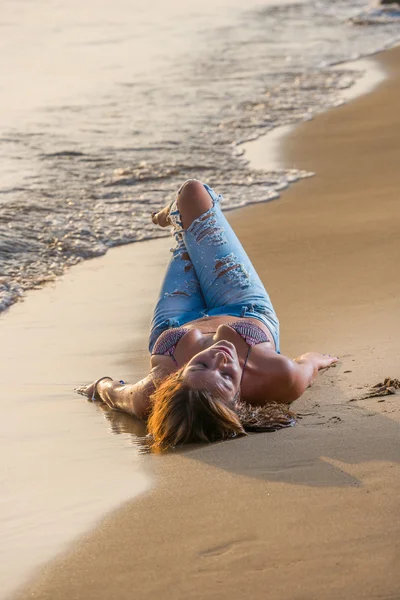 Gyönyörű nő a strandon. — Stock Fotó