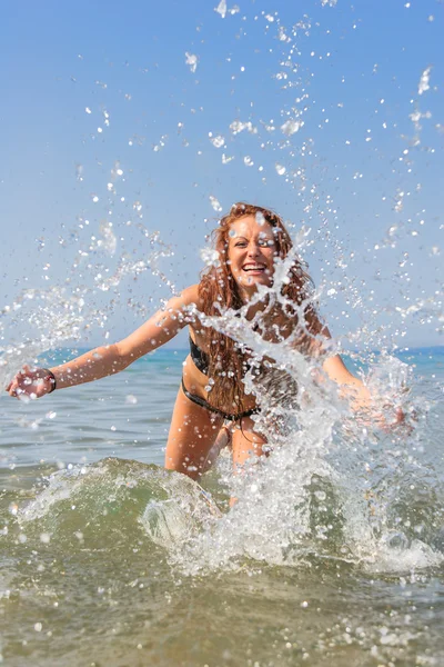 Piękna kobieta na plaży. — Zdjęcie stockowe