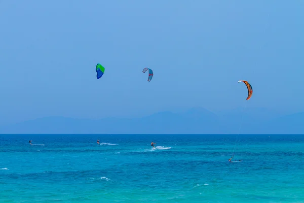 Kiter no mar azul-turquesa — Fotografia de Stock