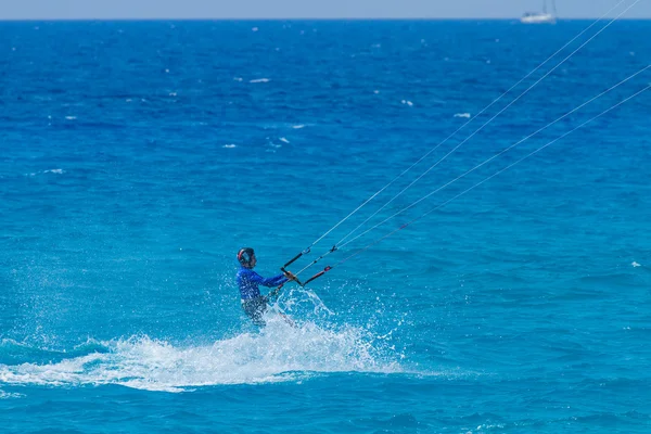 Jovem kiter no mar azul-turquesa — Fotografia de Stock