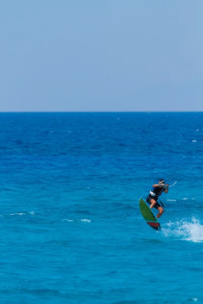 Joven kiter en el mar turquesa —  Fotos de Stock