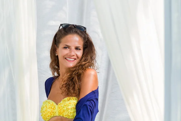 Vrouw aan de zomerlounge — Stockfoto