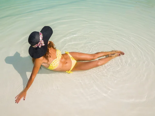 Mujer joven con sombrero de paja — Foto de Stock