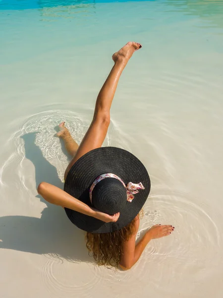 Jeune femme portant un chapeau de paille — Photo