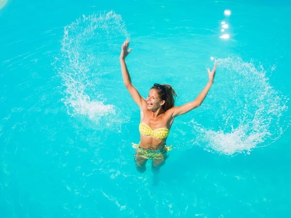 Egy lány a pihentető a medence — Stock Fotó