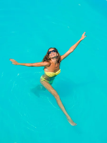 एक लड़की एक तैराकी पूल में आराम कर रही है — स्टॉक फ़ोटो, इमेज