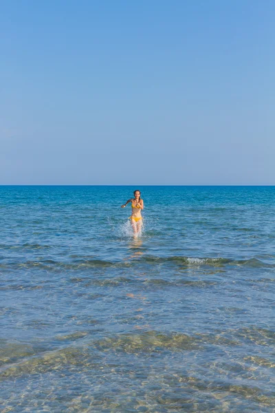 Fiatal nő pihenés a strandon — Stock Fotó