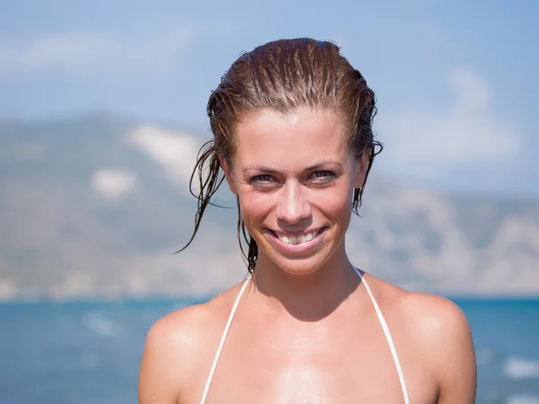 Mujer joven relajándose en la playa —  Fotos de Stock