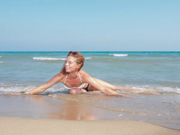 Jeune femme relaxante sur la plage — Photo
