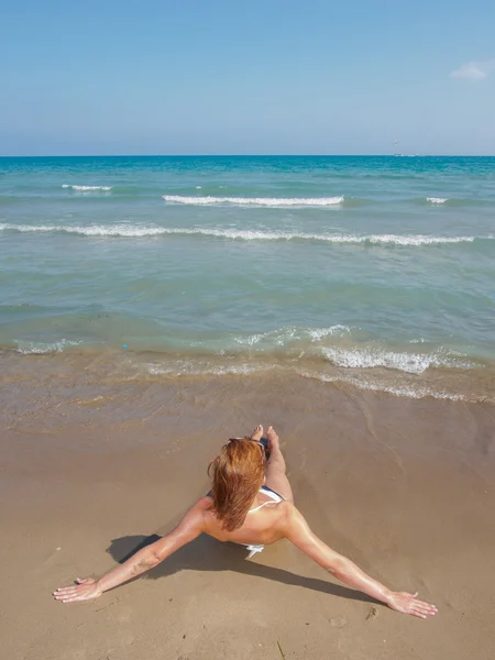 年轻女子在海滩上放松 — 图库照片