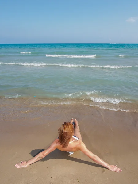 Jovem mulher relaxante na praia — Fotografia de Stock