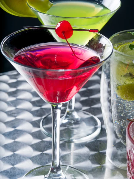 Many cocktails at the nightclub — Stock Photo, Image