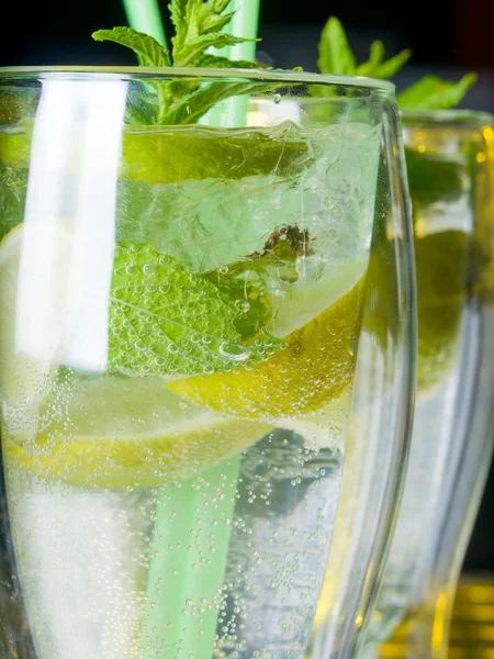 Grüner Cocktail-Mojito auf dunklem Hintergrund. — Stockfoto