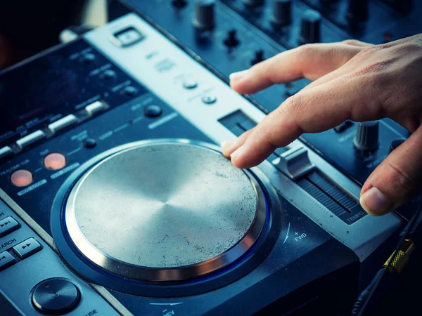 Närbild av dj controller - selektiv fokus — Stockfoto