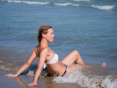 çekici bir kadın bikini