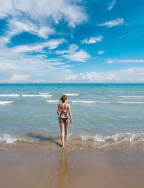 çekici bir kadın bikini