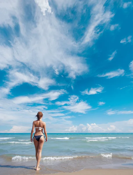 Attraktiv kvinna i bikini — Stockfoto