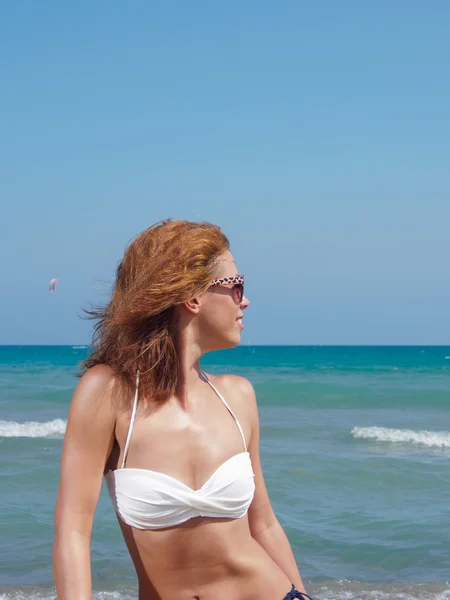 Attraktiv kvinna i bikini — Stockfoto