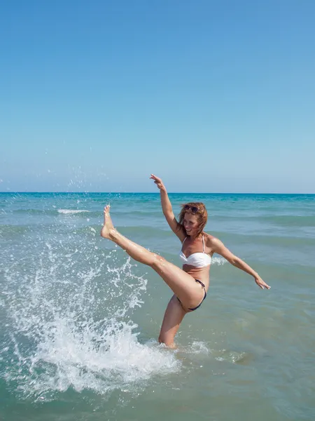 Mujer atractiva en bikini — Foto de Stock