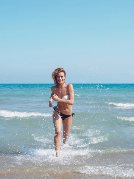 Aantrekkelijke vrouw in bikini — Stockfoto