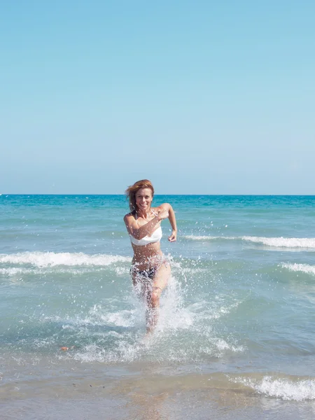 Vonzó nő a bikini — Stock Fotó