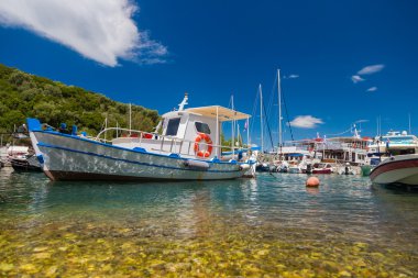 lefkada'meganisi adasının limanındaki balıkçı teknesi 