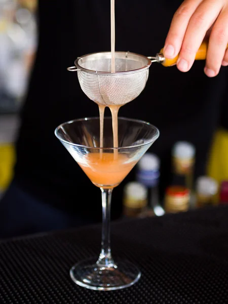 Бармен pooring коктейль в скляних мартіні — стокове фото