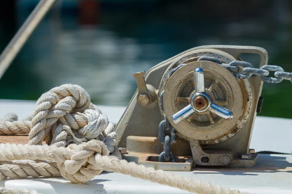 Barco de pesca perto no porto da ilha Meganisi — Fotografia de Stock