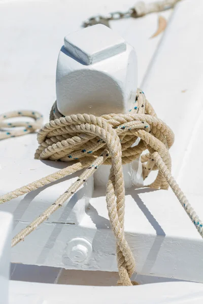 Barco de pesca perto no porto da ilha Meganisi — Fotografia de Stock