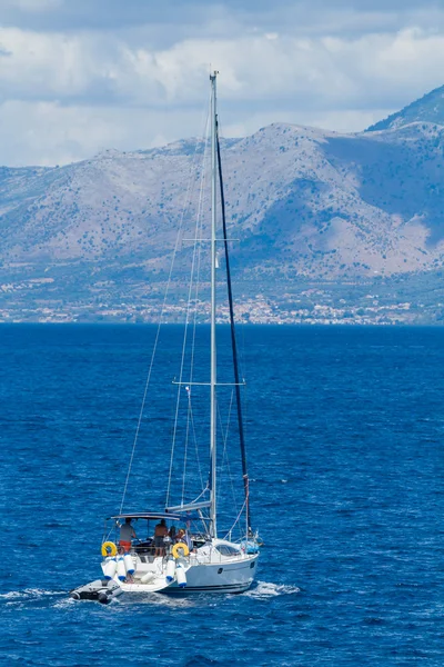 Navigazione intorno all'isola di Lefkada i — Foto Stock