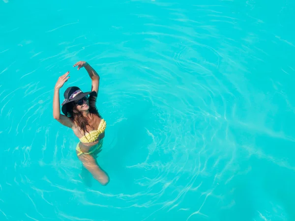 Una chica se relaja en una piscina —  Fotos de Stock