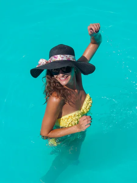 Une fille se relaxe dans une piscine — Photo