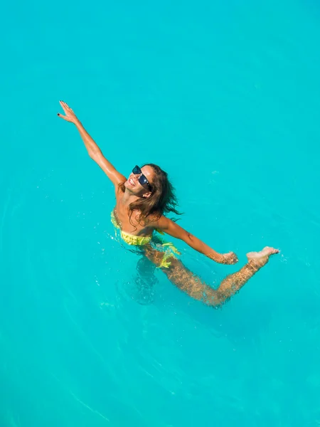 Uma menina está relaxando em uma piscina — Fotografia de Stock