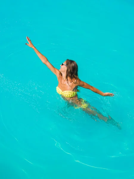 Una chica se relaja en una piscina — Foto de Stock