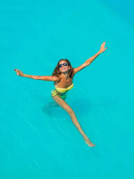 Uma menina está relaxando em uma piscina — Fotografia de Stock