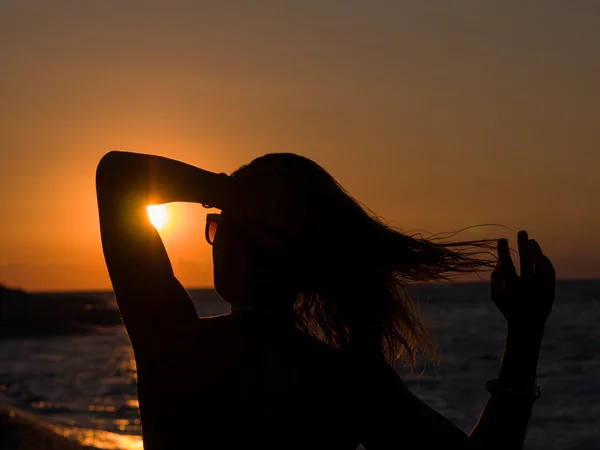 Vrouw stond op het strand tijdens de prachtige zonsondergang. — Stockfoto