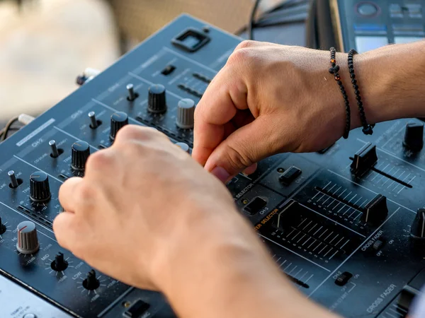 Närbild av dj controller - selektiv fokus — Stockfoto