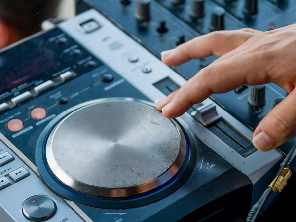 Nahaufnahme des DJ-Controllers - selektiver Fokus — Stockfoto