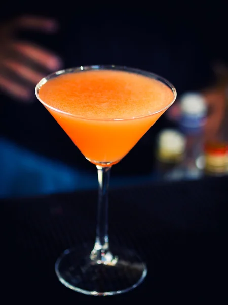 Martiniglas met een cocktail passievruchten — Stockfoto