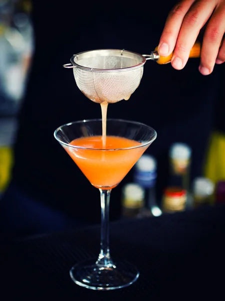 Бармен pooring коктейль в скляних мартіні — стокове фото