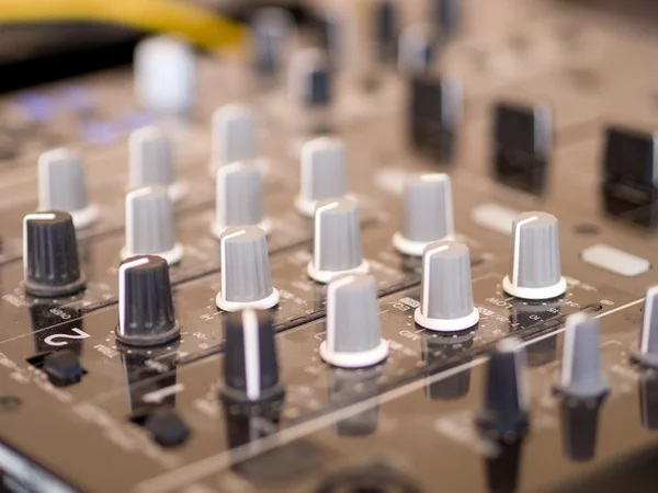 Close-up van dj-controller - selectieve aandacht — Stockfoto