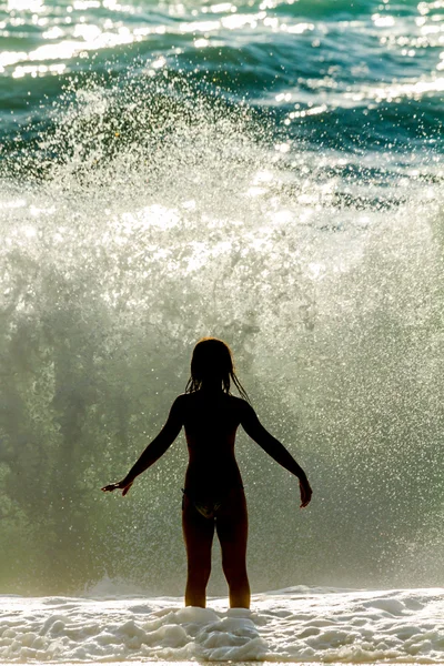 Mulher bonita em biquíni em pé nas ondas do mar e desfrutando — Fotografia de Stock