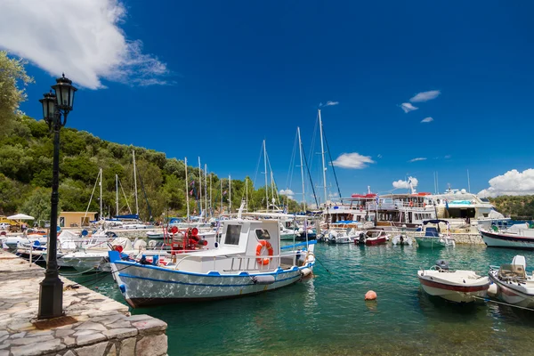 Horgászat hajóval a kikötőben a lefkada meganisi szigetén — Stock Fotó