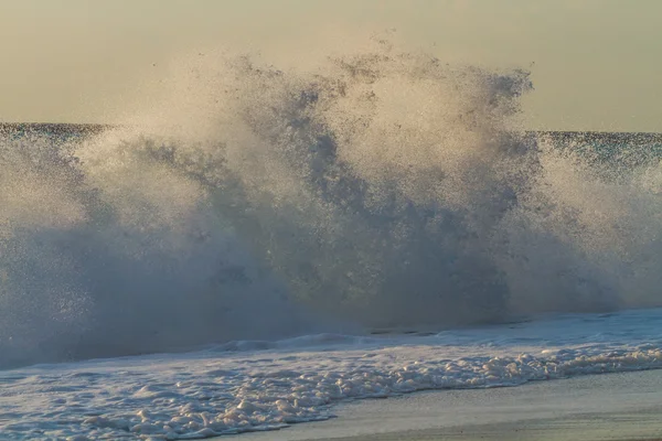 Wellen schlagen in Lefkada hoch — Stockfoto