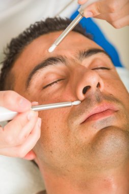 adam bir yüz tedavi görüyor 